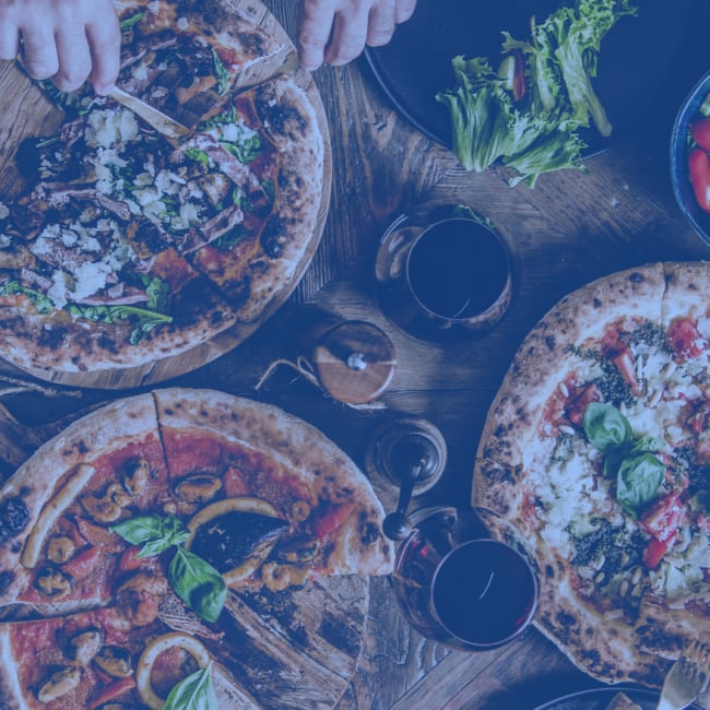 Overview of a table with different types of pizza. 