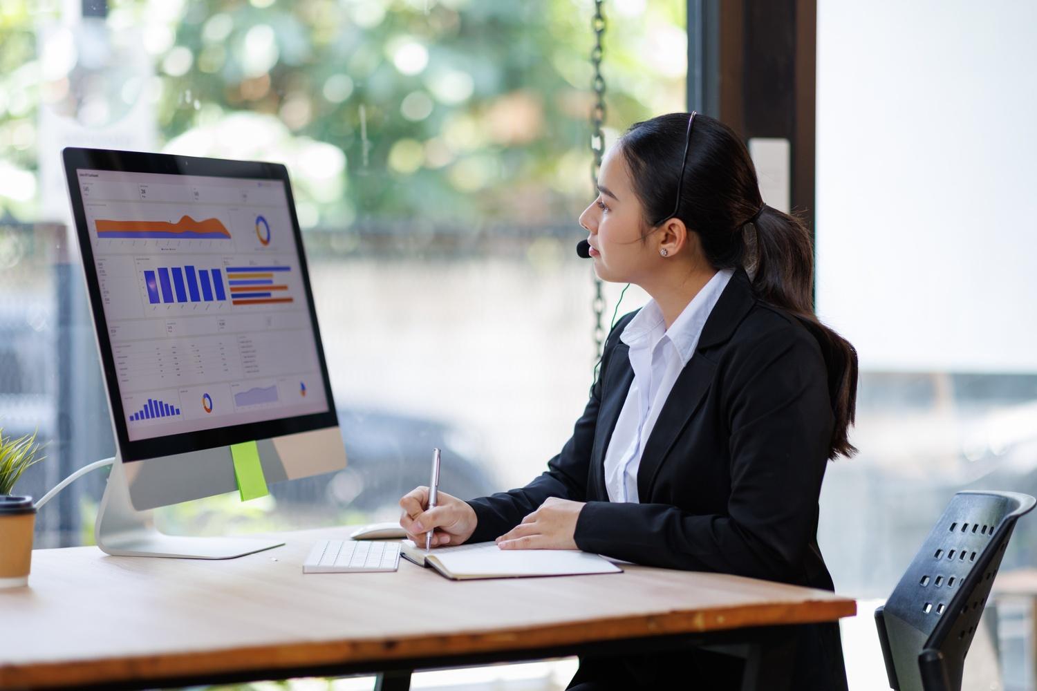 Customer-Service-Pivot