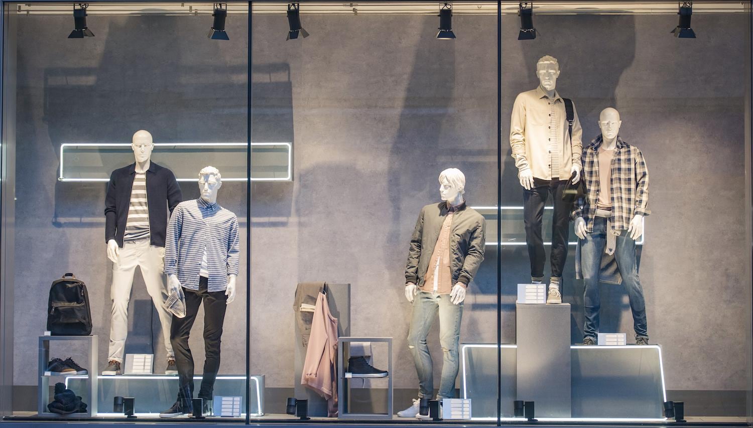 Қалың, үлкен әтештің арық қызды итеріп жібергенін қараңыз Минет кезінде күтпеген жерден келді